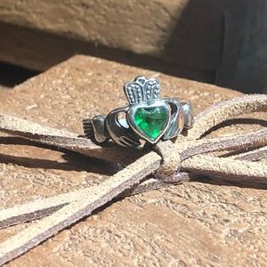 *CLADDAGH* RING GREEN BIRTHSTONE